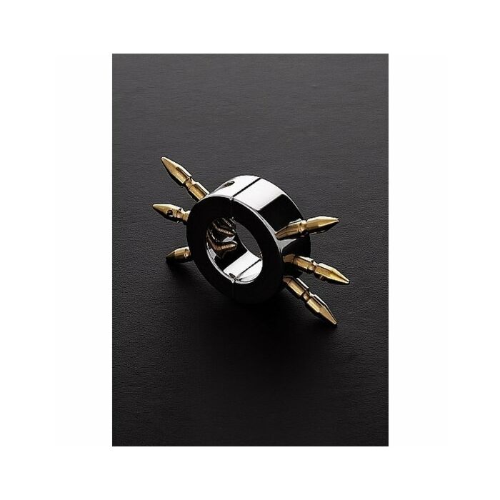 Ball stretcher with spikes